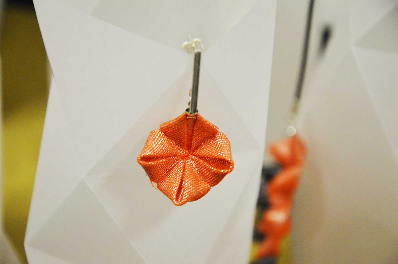 Belíssima arte Orinuno(origami em tecido) Thais Kato, brinco. Foto: Luci Judice Yizima
