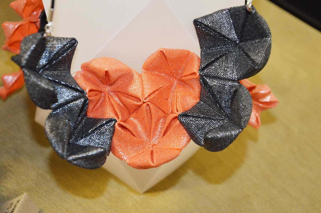 Colar arte Orinuno(origami em tecido) Thais Kato. Foto: Luci Judice Yizima