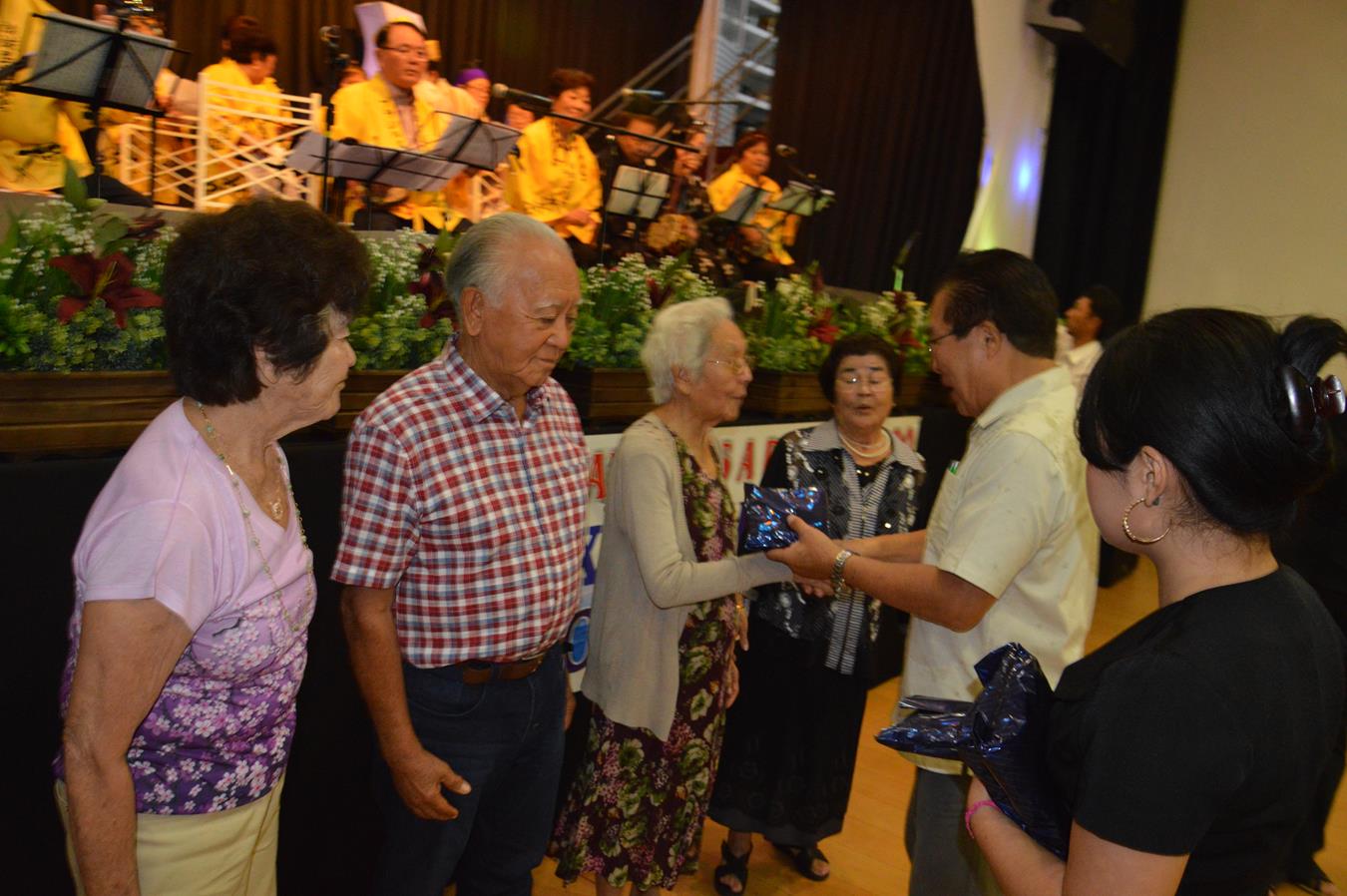 Idosos acima de 85 anos recebem lembrancinhas do Tayo Thermas Hotel