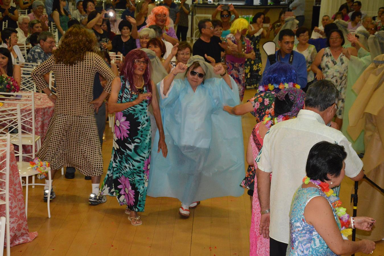 Okinawanos deixam a timidez de lado, se vestiram de mulher, fizeram o maior sucesso dançando e cantando interagindo com a plateia o tradicional Kachashi