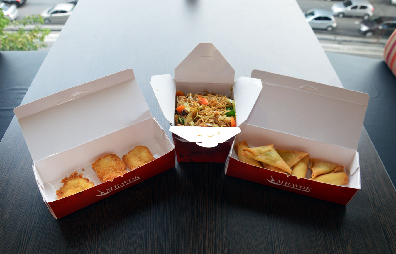 Um restaurante que dispensa pratos, tudo é condicionado em caixinhas compactas, no estilo fast food da China.