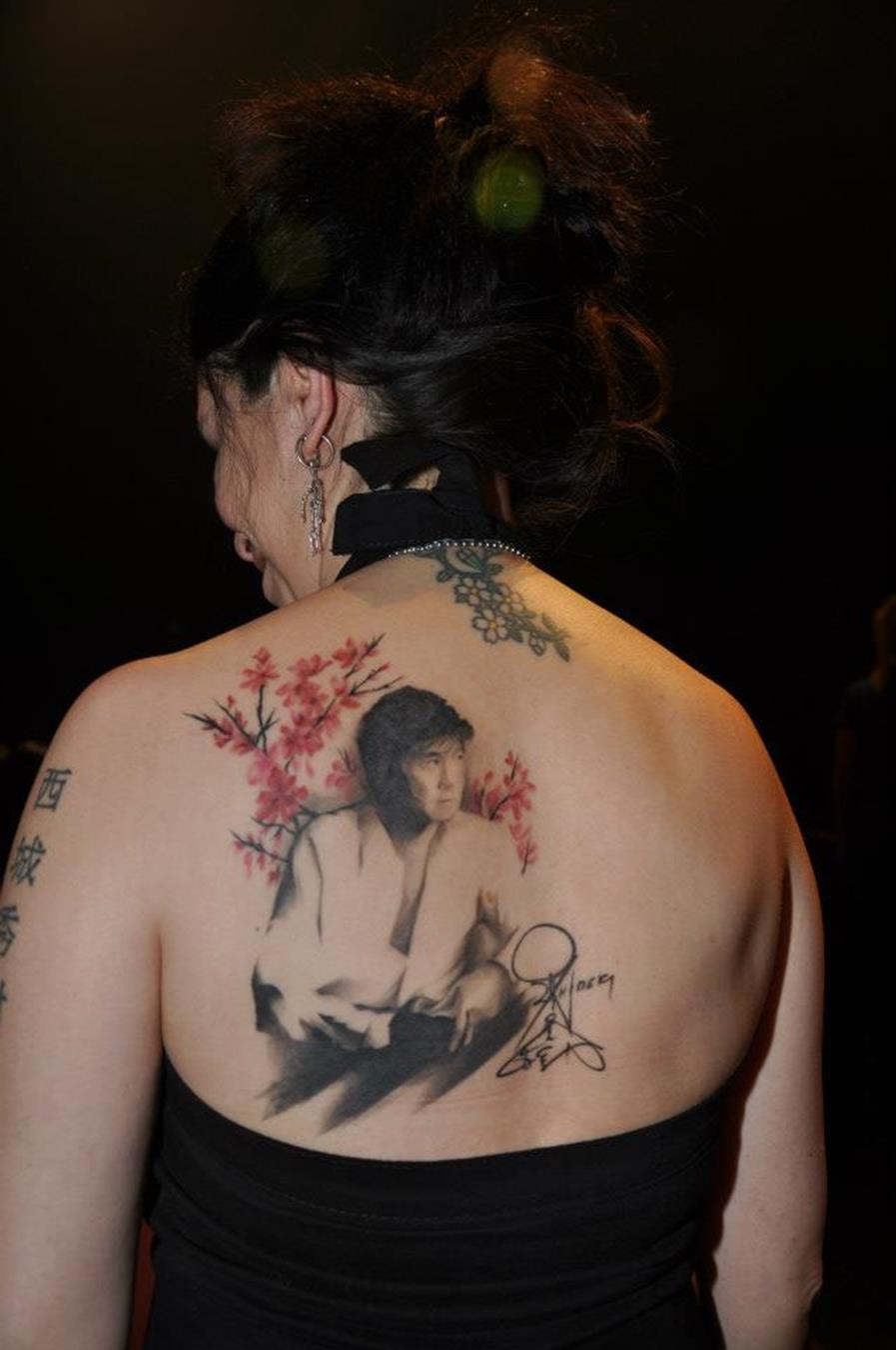 Fã de Saijo Hideki vai além da música, tatua o rosto do cantor