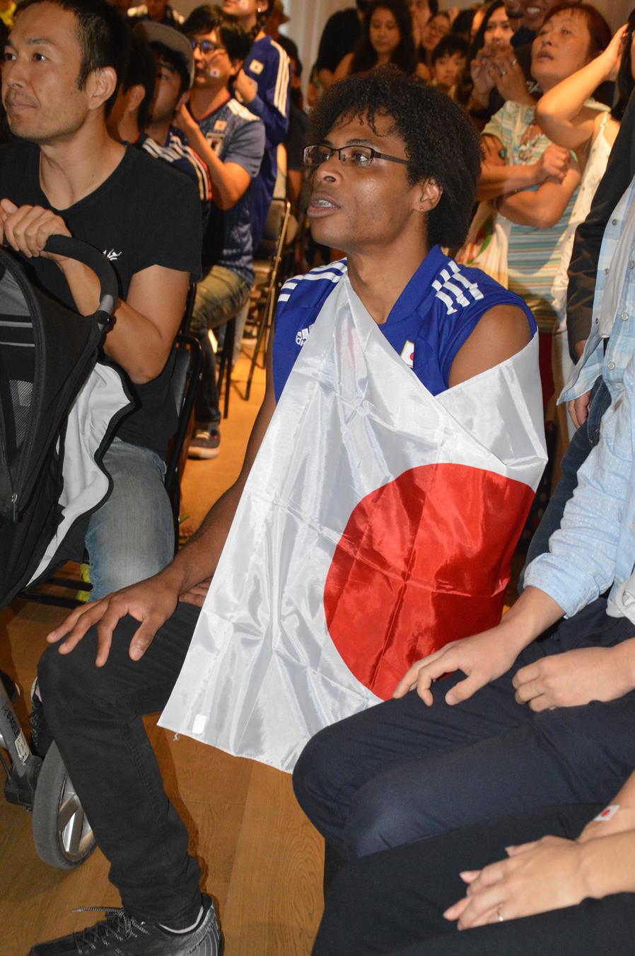 Brasileiro apaixonado pelo Japão veste a bandeira Nipônica. (Foto: Luci Judice Yizima)