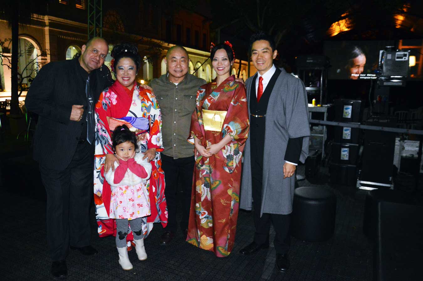 Músico Derico, Cantora Karen Ito, Takao Sato (Promotor de eventos), Apresentadores Kendi Yamai e Gurê. (Foto: Luci Judice Yizima)