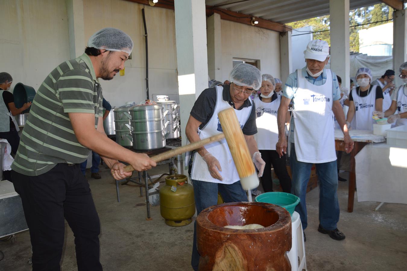 Juliano Abe (Vice-prefeito de Mogi) amassando o arroz para a produção do moti.