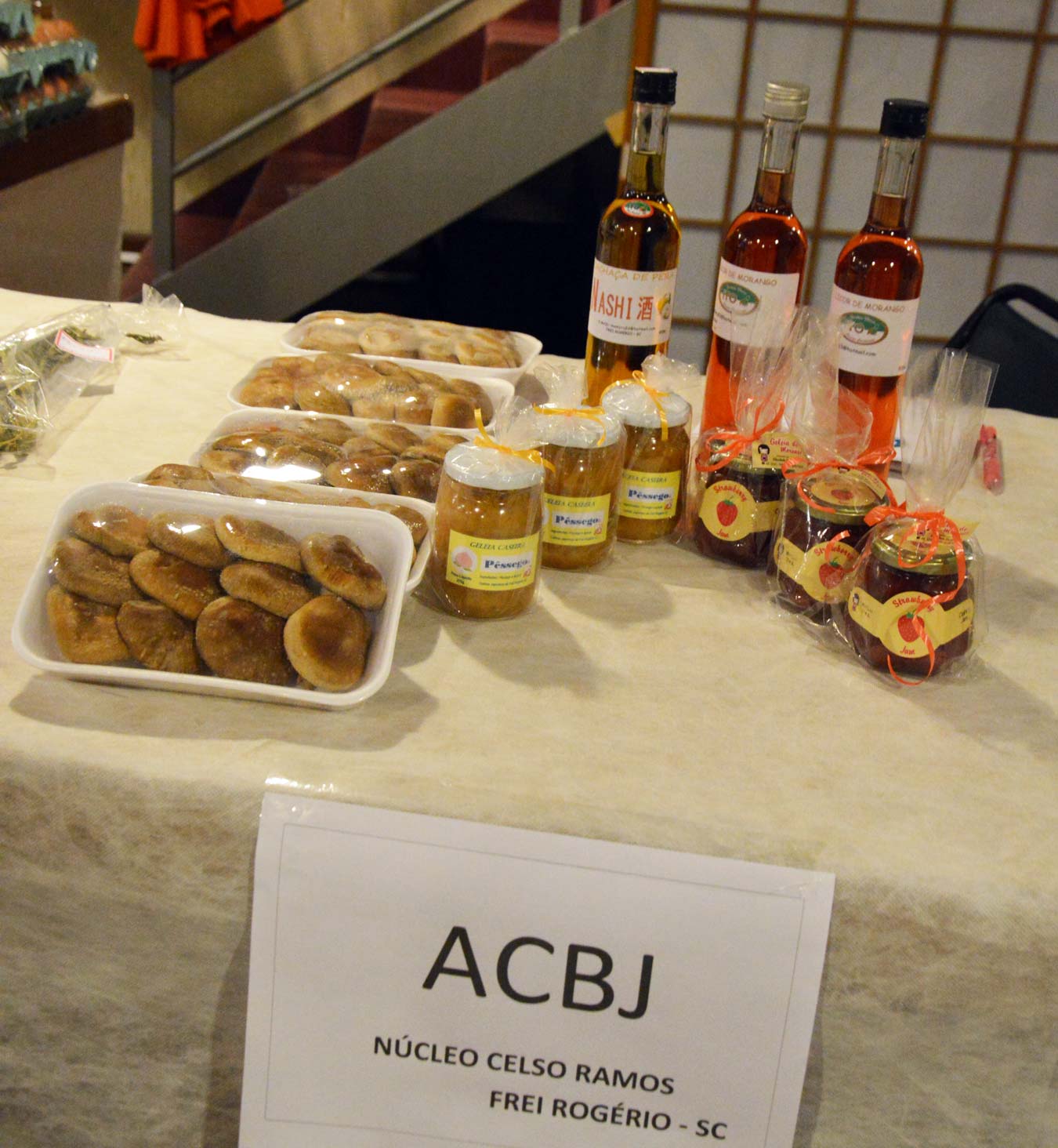 Geleia artesanal de pêssego e morango, e vinagre de maçã artesanal. (Foto: Luci Judice Yizima)