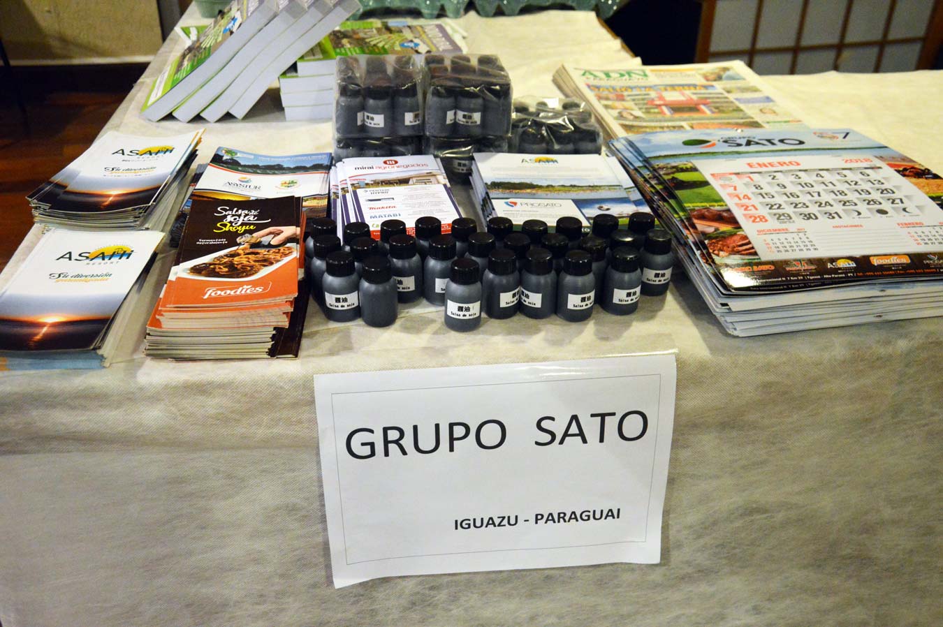 Grupo Sato de Iguazu no Paraguai trouxe amostra do shoyu artesanal, Turismo Rural e os produtos e serviços do Grupo.. (Foto: Luci Judice Yizima)