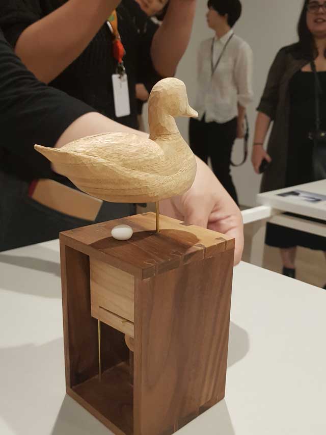 Pato escupido em madeira com mecanismo que põe ovo (Foto Luci Judice Yizima)